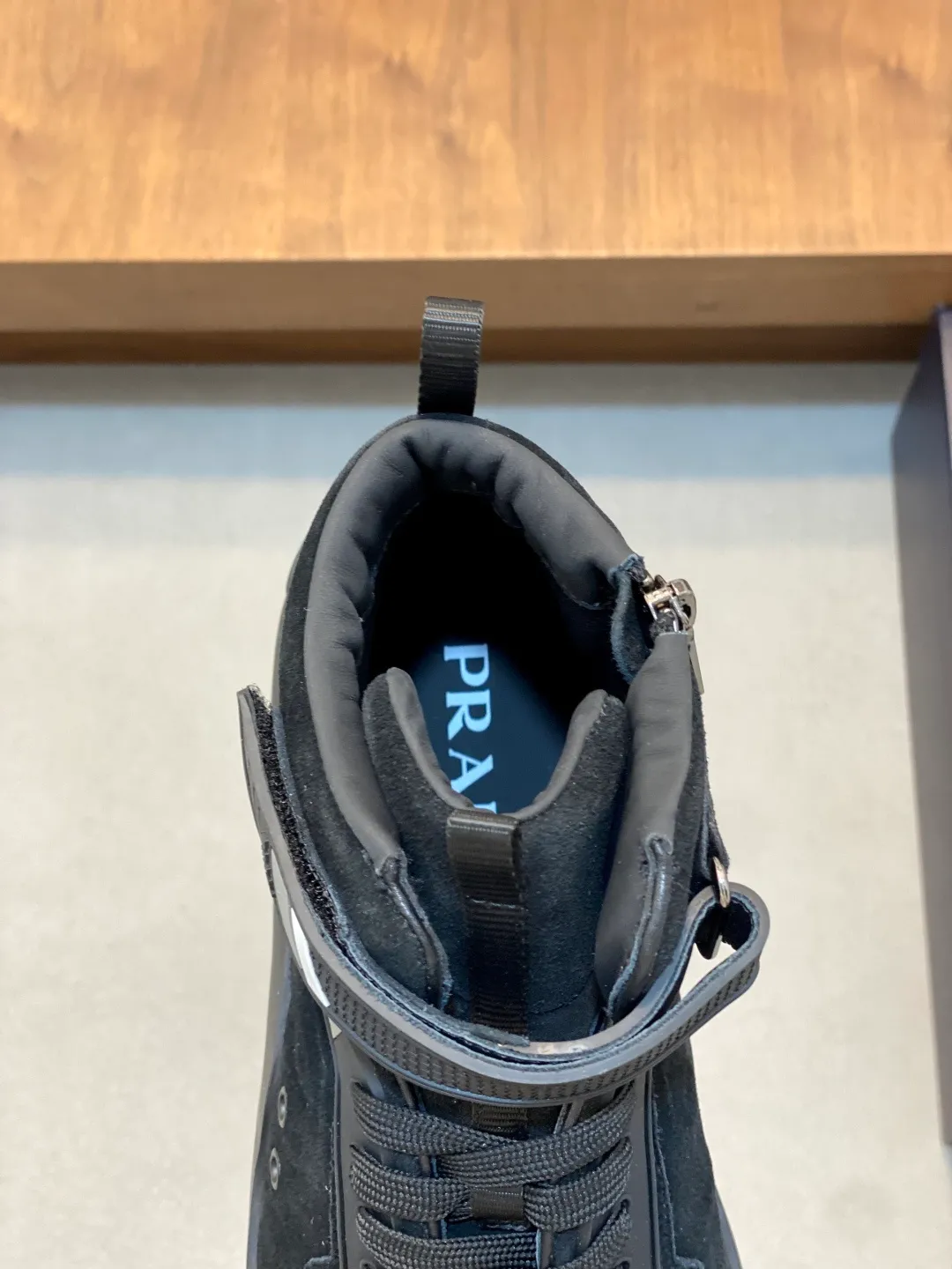 Men's shoes 💰860 Prada/Prada's new men's patchwork casual sports boots! The shoe's exquisite stitching outlines a unique geometric texture, and contemporary lines and details reinterpret the classic sports style. The upper is made of ultra-official material, and the lining is full cowhide. It is lightweight, breathable, practical and versatile. The tongue is decorated with the Prada Milano logo, and the logo print is embellished with the laces. It is paired with a 2.5cm two-color rubber sole to create a comfortable wearing experience. Comes with full set of original packaging dust bag! Size: 39-40-41-42-43-44 (45 customized) standard leather shoe size